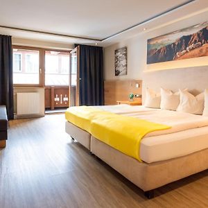 Zimmer mit Kingsize-Bett