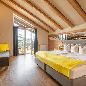 Zimmer mit Kingsize-Bett